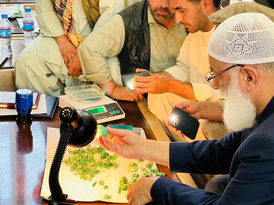 قیمت‌ترین سنگ معدن پنجشیر توسط طالبان به تجاران چین فروخته شد