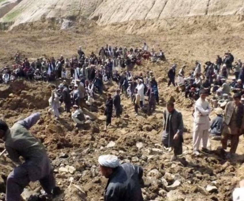 پنج معدنچی در پی ریزش یک معدن طلا در ولسوالی چاه‌آب این ولایت جان باخته‌اند.