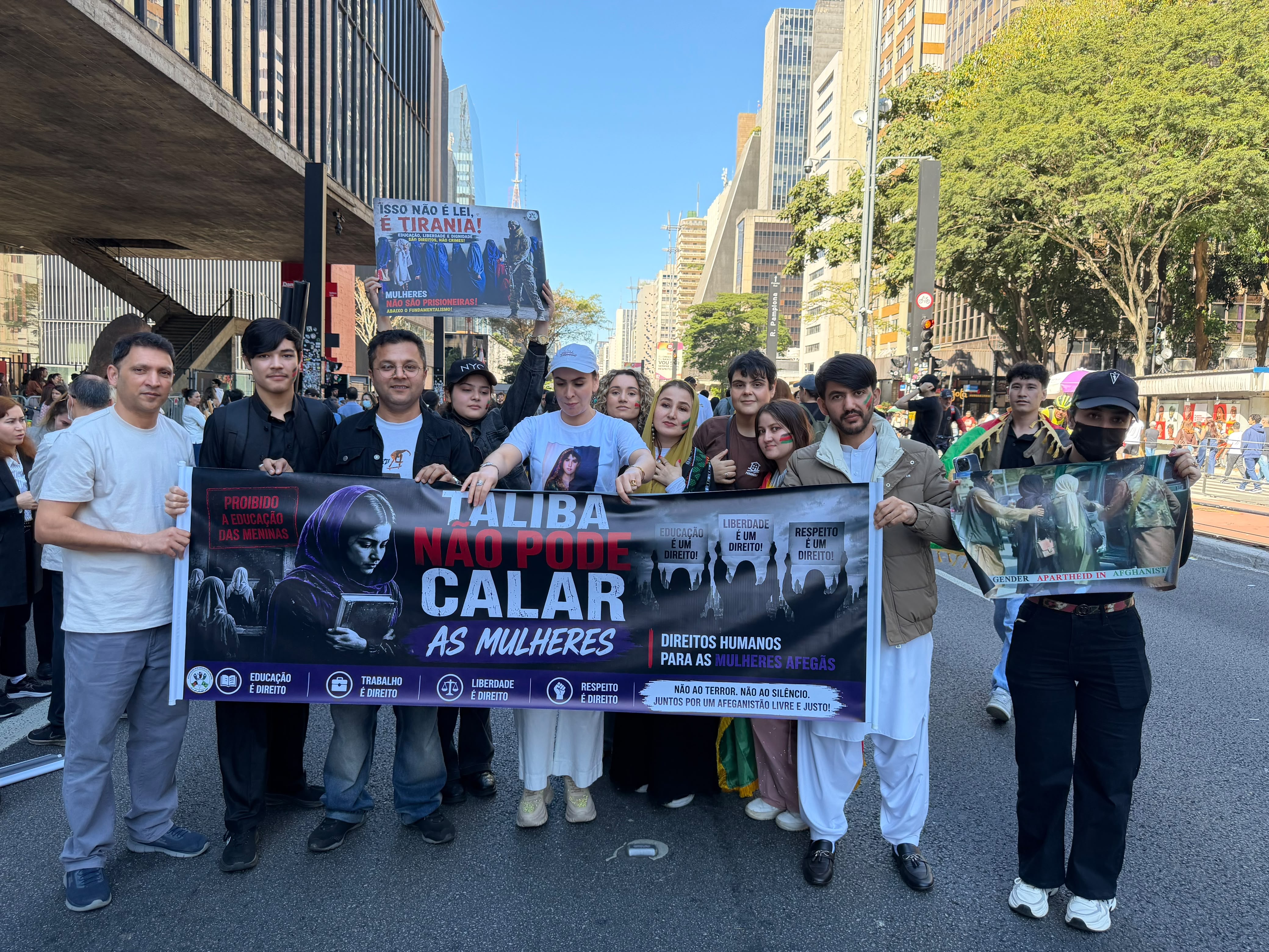 اعتراض شماری از افغان‌ها در سائوپائولو؛ تأکید بر حق آموزش دختران و حمایت از حقوق زنان افغانستان